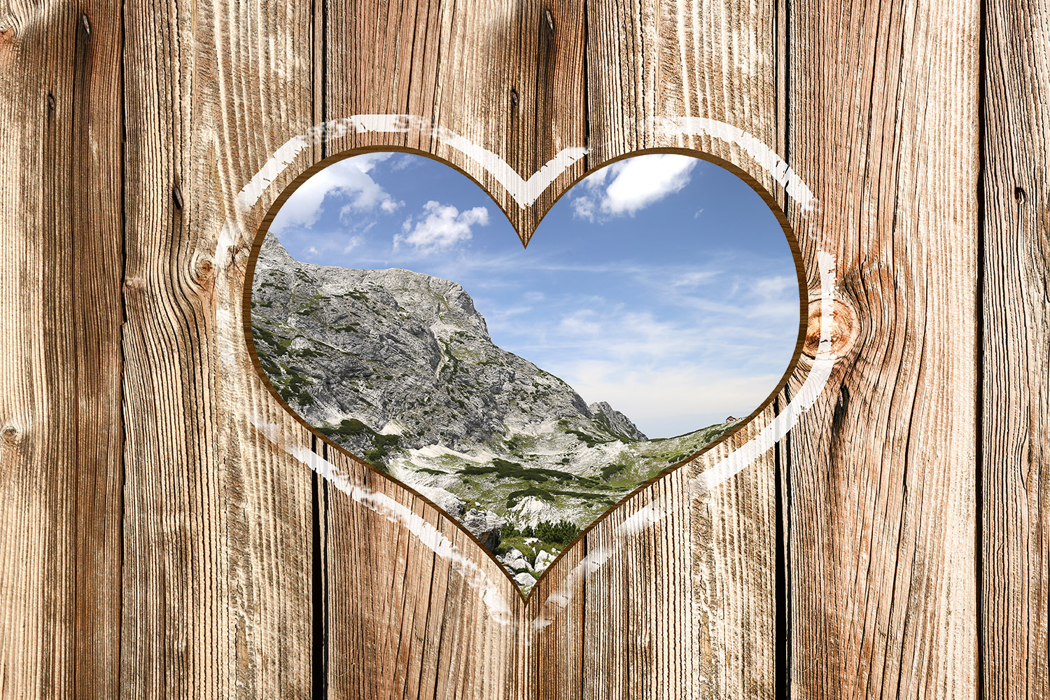 Herz weiss freigestellt Holzwand